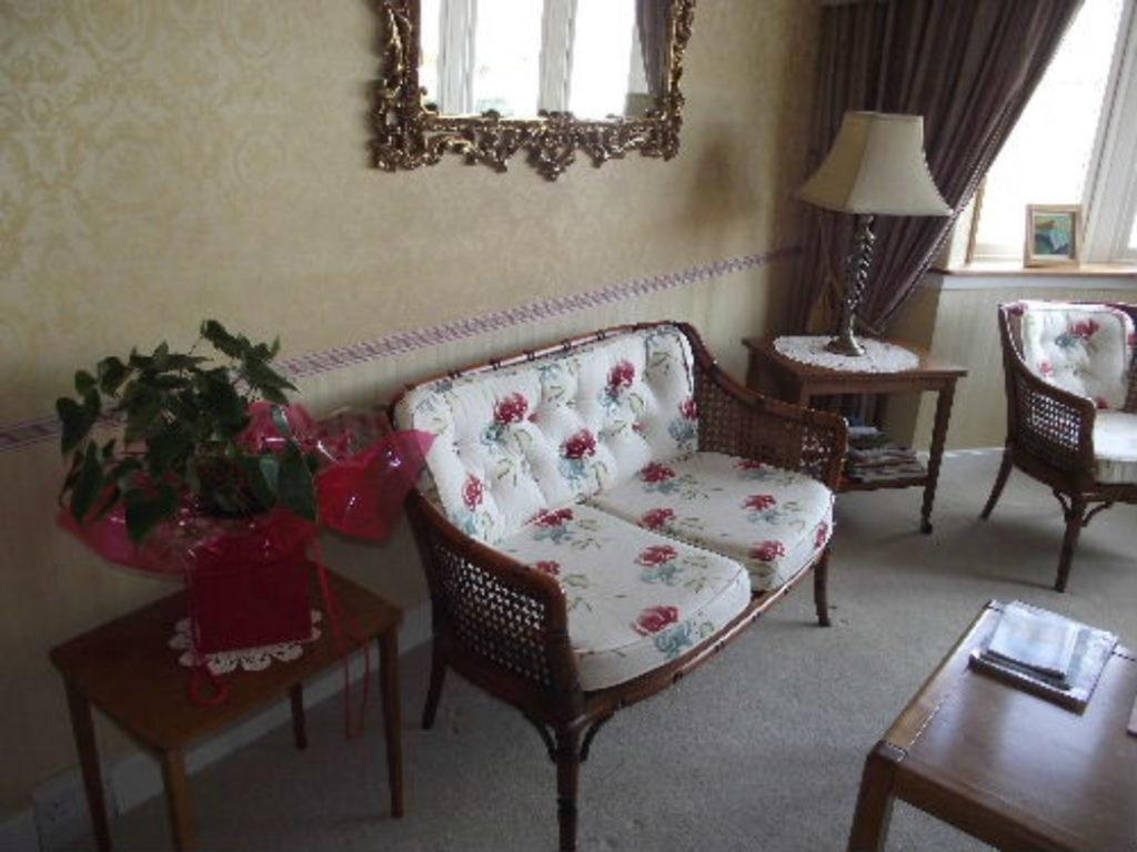 Whin Park Guest House Largs Bagian luar foto